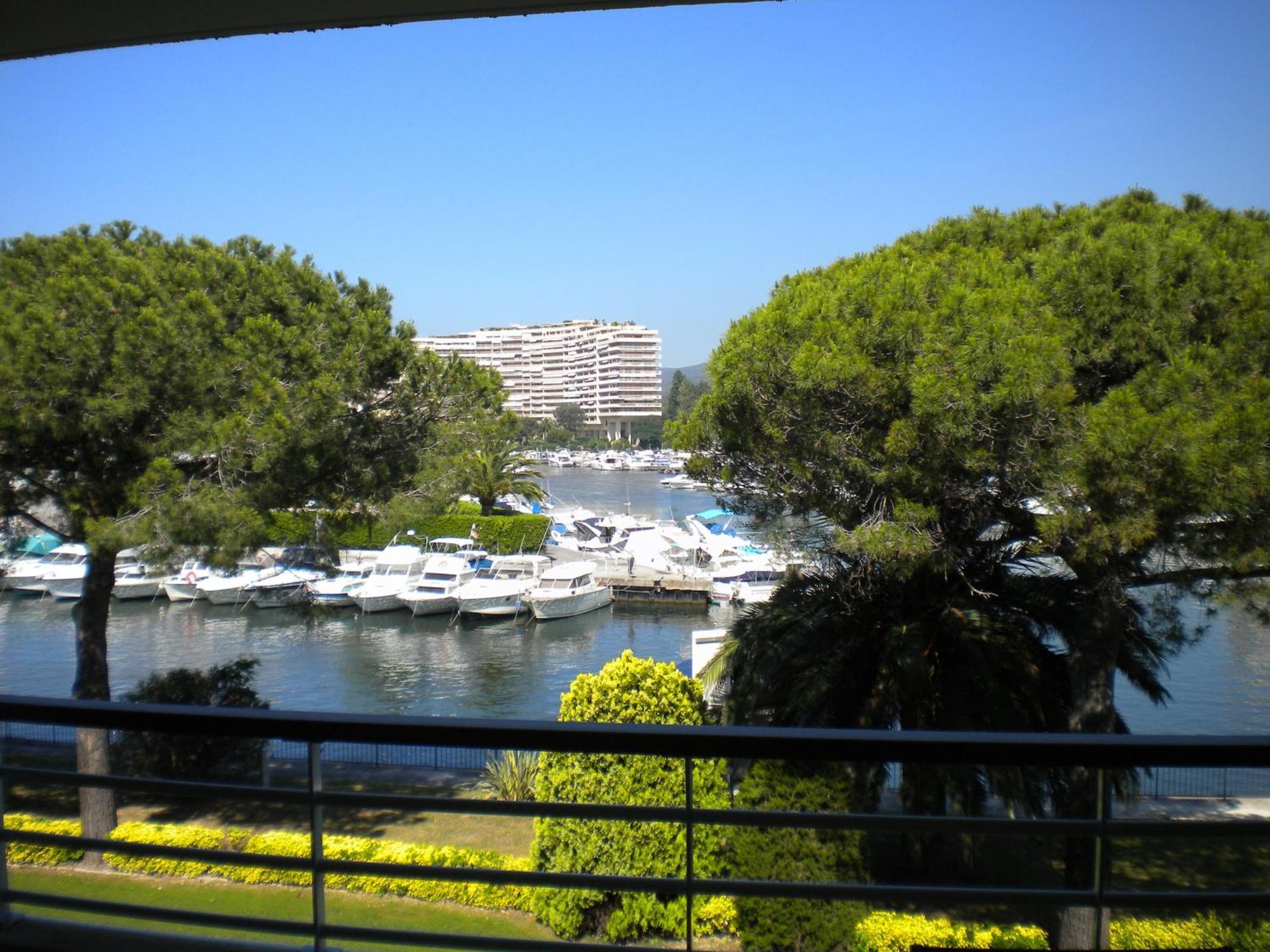Vacancéole - Résidence Carré Marine Mandelieu Exterior foto